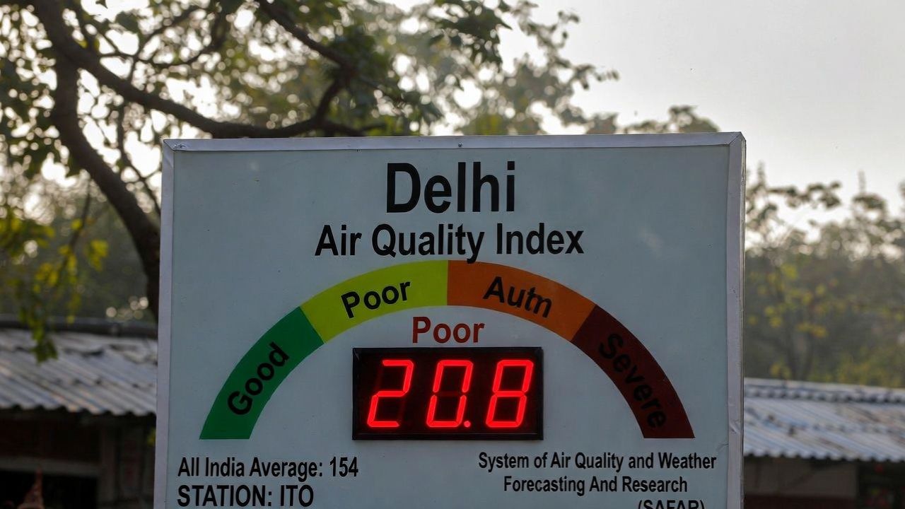 Delhi AQI Update: Air Quality Slips to ‘Poor’ Again at 208 After Morning Relief; Temperatures to Hit 30°C Soon
